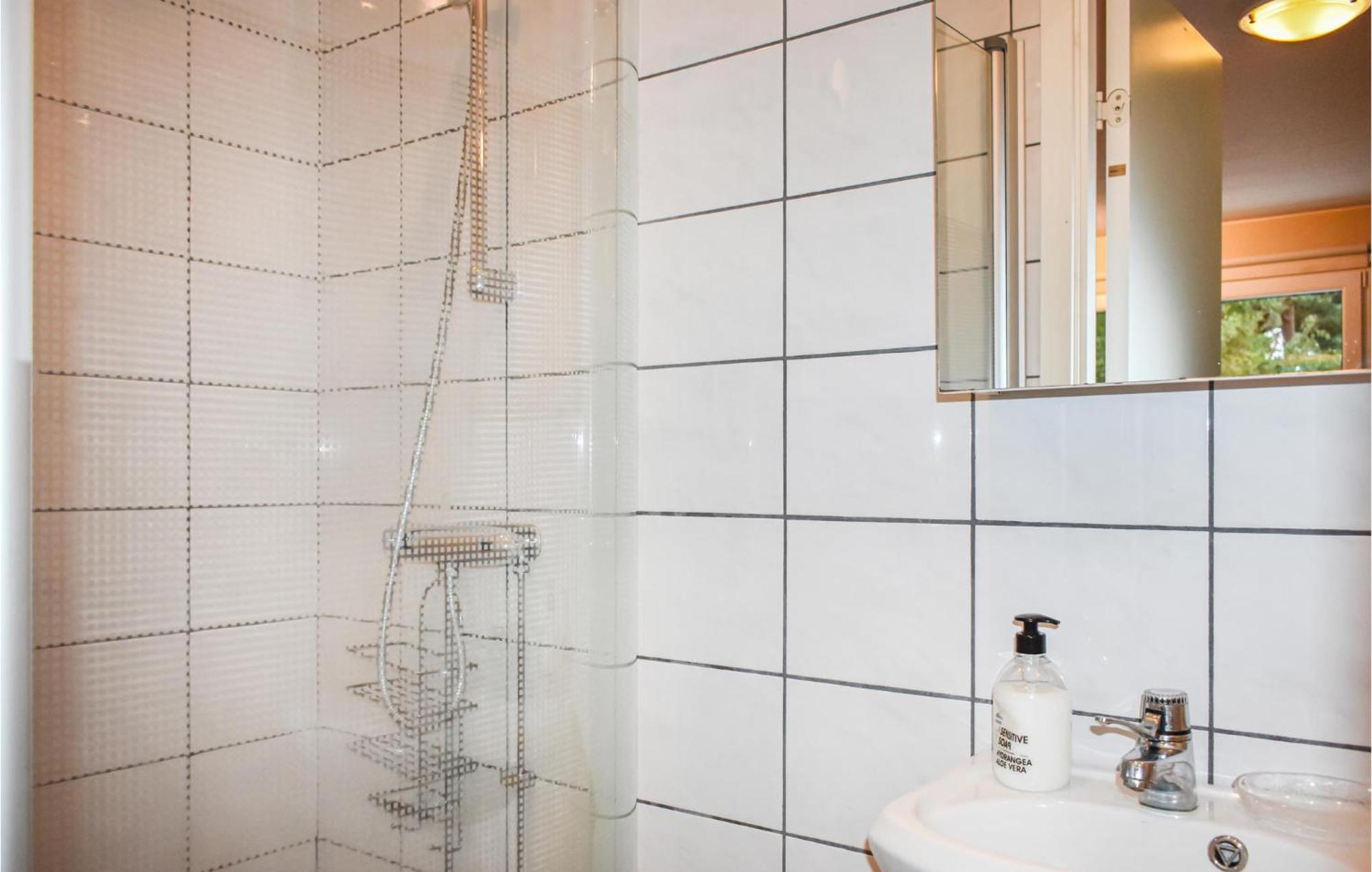 1 Bedroom Amazing Home In Hoellviken Ngoại thất bức ảnh